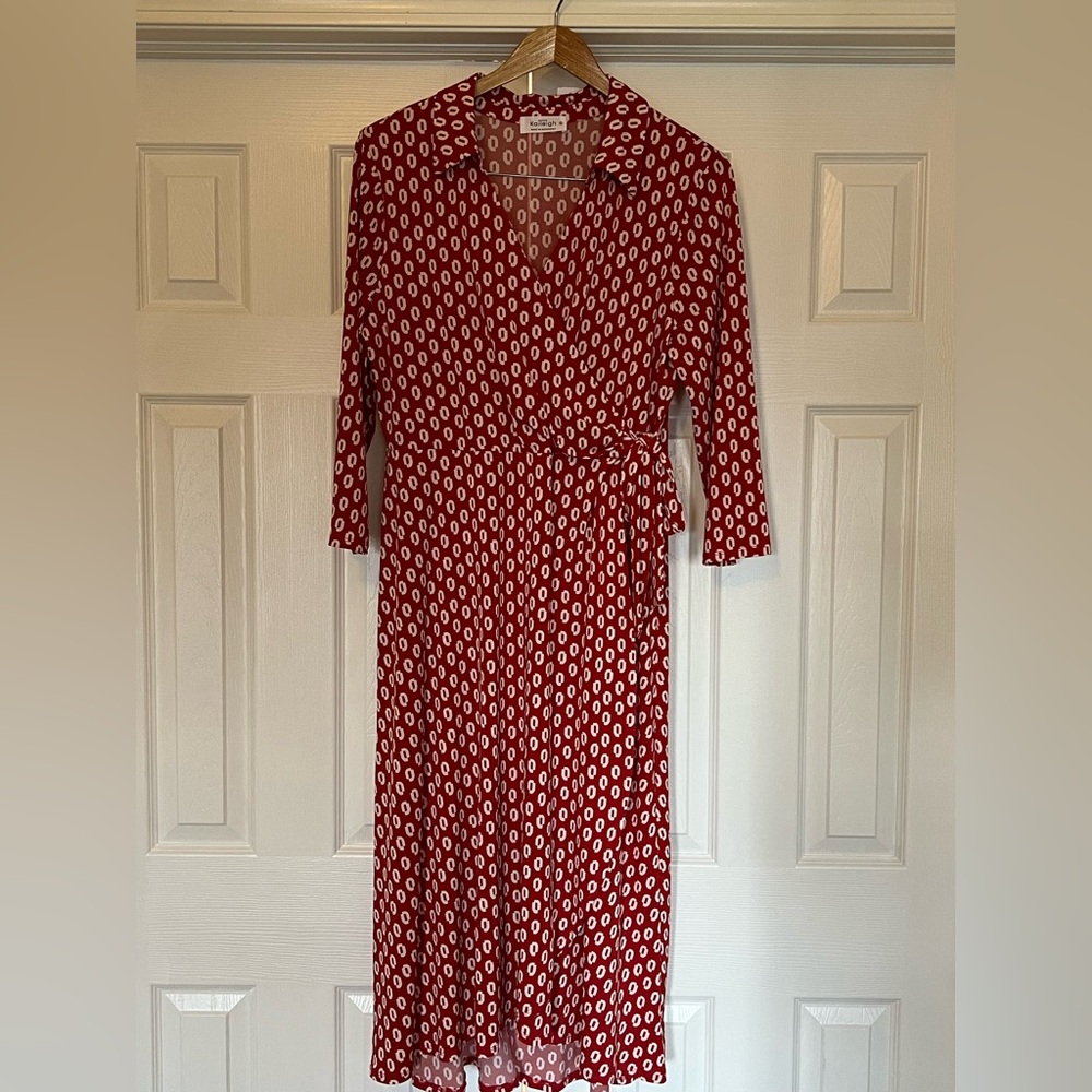 Gilli- Red faux wrap dress
Violetta collared surplus dress